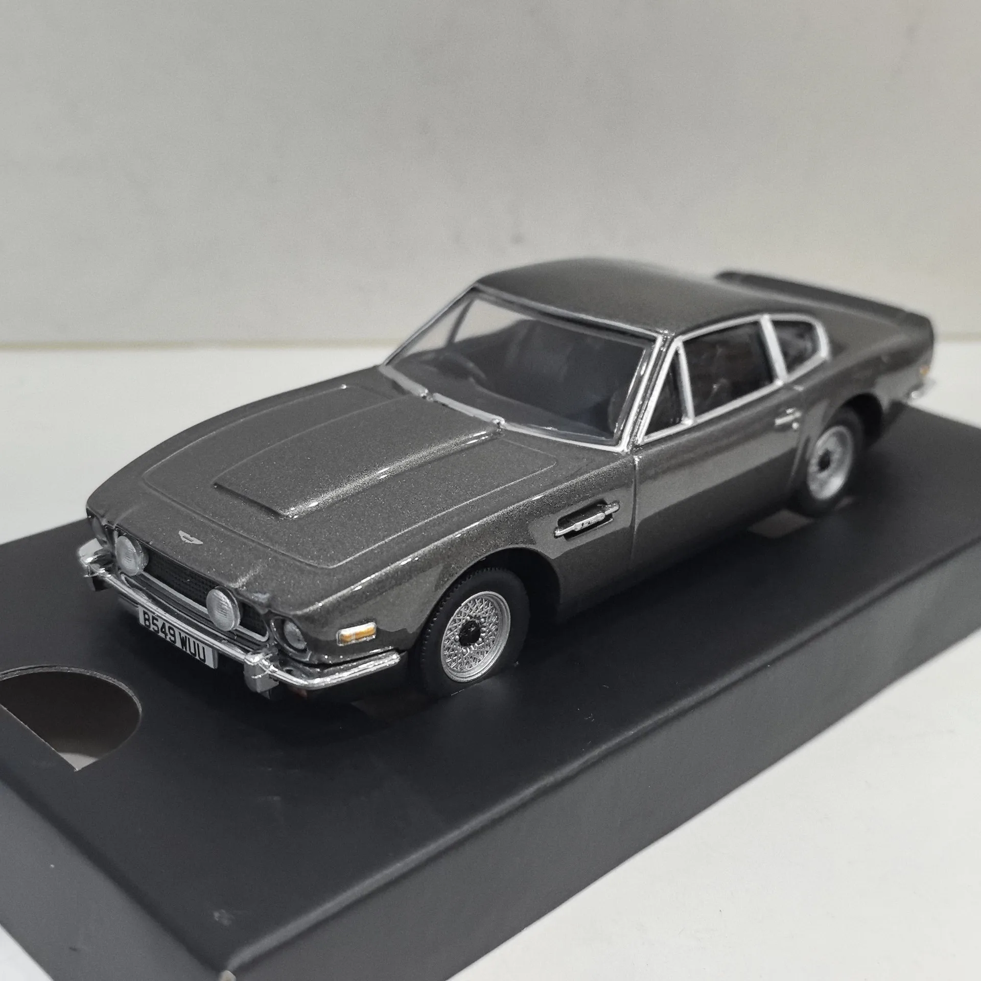 Diecast 1/36 Scale Corgi Paparazzi 007 Limited Edition ASTON MARTIN V8 รถสะสมของเล่นของขวัญของที่ระลึกจอแสดงผล