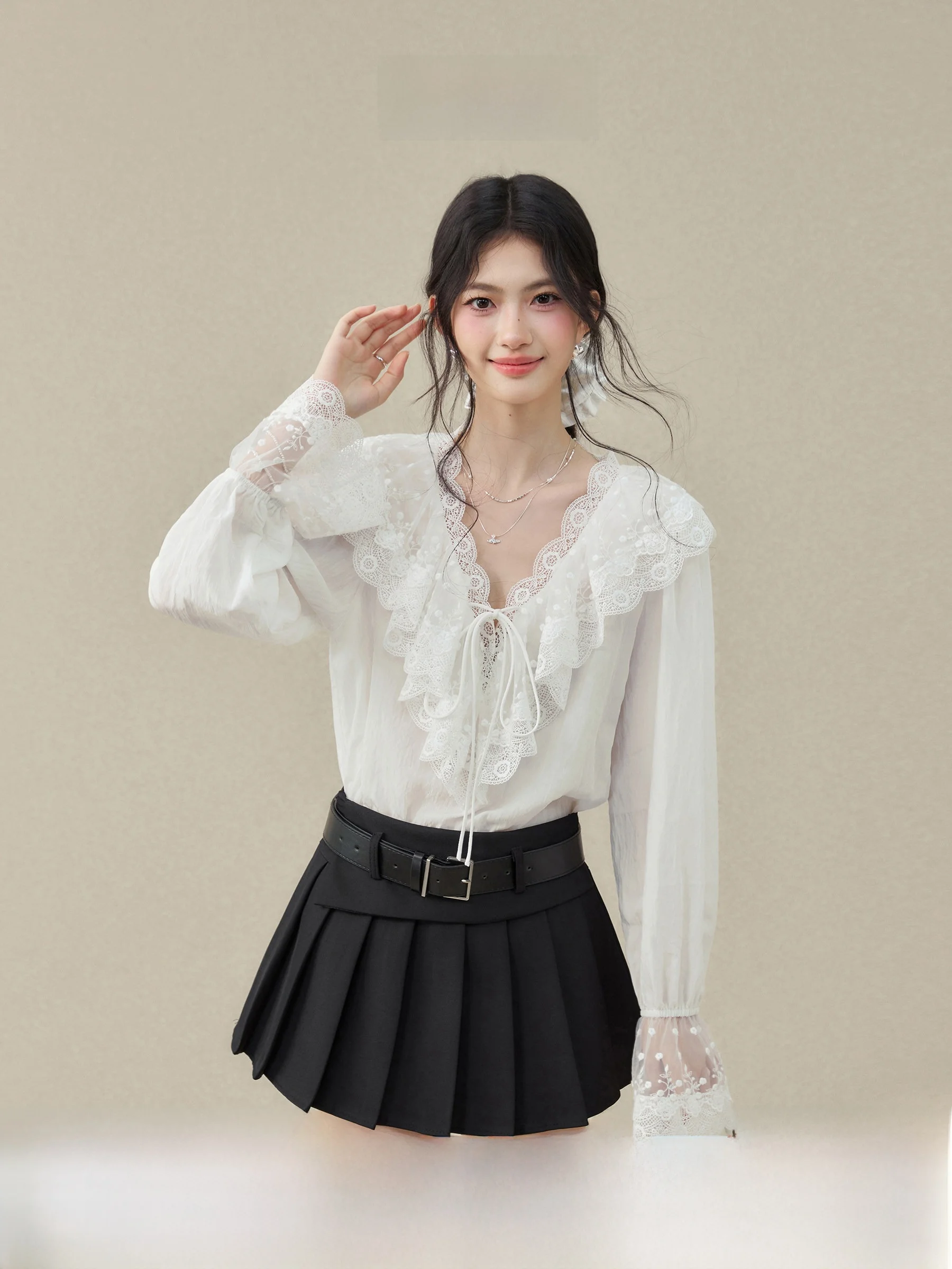 

Casual Style Lace Shirt Women's Slim Fit Bell Sleeve Doll Collar Castle Cream Top Breathable Skin-Friendly Long Sleeve V-Neck