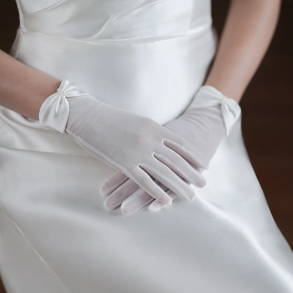 WG058-Guantes Blancos hechos a mano para mujer, con lazo de perla satinada, para boda y desfile de Graduación