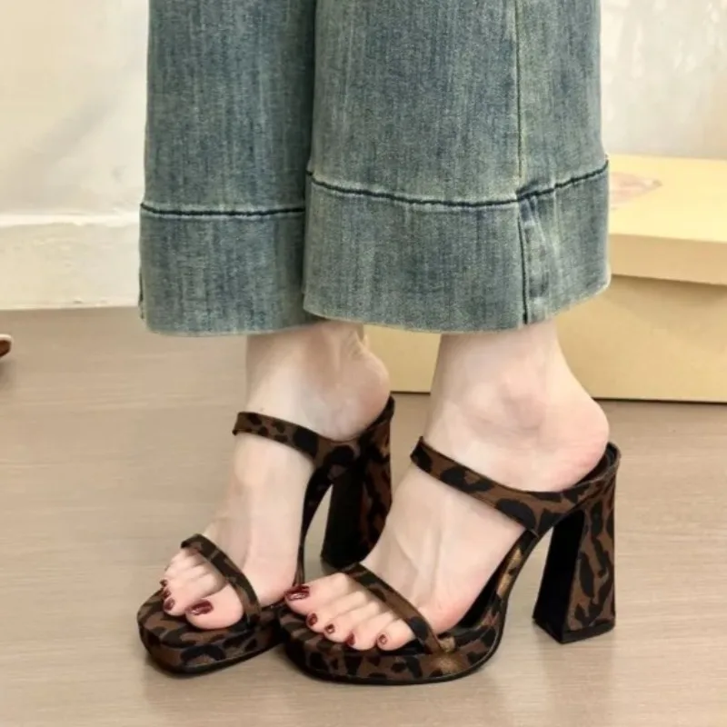 

Новые женские босоножки на высоком каблуке, модные женские туфли-мулы с леопардовым принтом, изысканные тапочки с открытым носком, дизайнерская обувь Sandalias Mujer