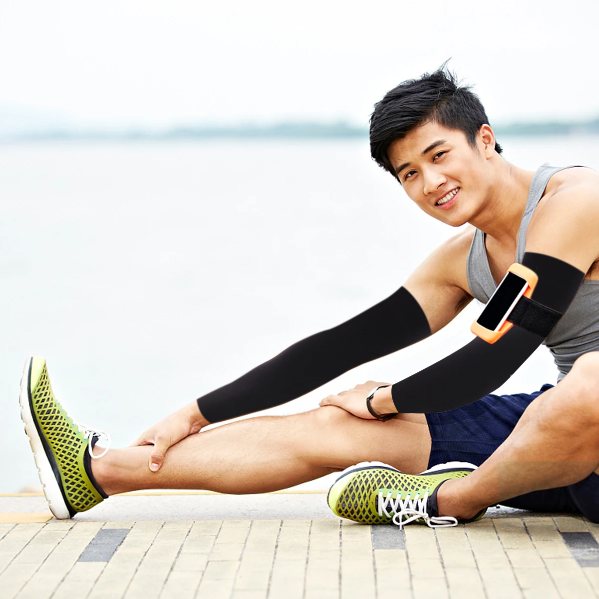 

2Pairs Arm Protective Cover Ice Silk Sunscreen Cooling Sun Block Oversleeve for Outdoor Riding Driving Black White