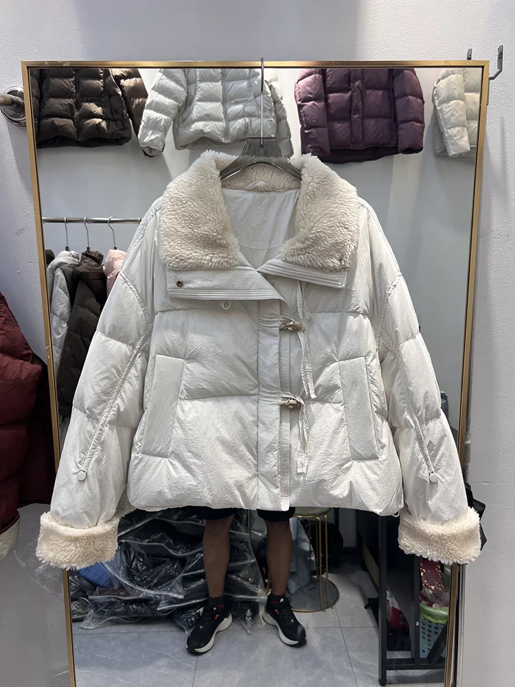 여성용 라펠 칼라 루즈핏 화이트 덕다운 재킷 패션 트렌드 양털 카우혼 버클 숏 스타일 다운 재킷