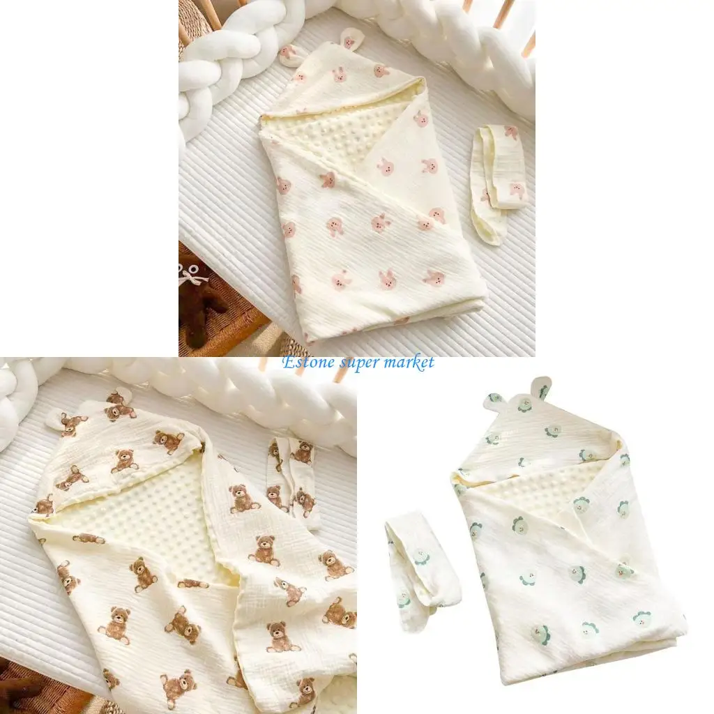 

090B Новорожденный получает одеяло флисовый спальный мешок с капюшоном.