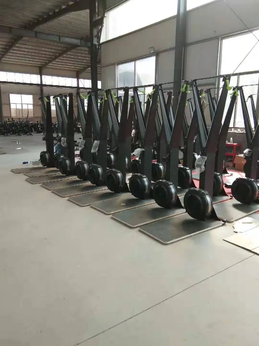 2025 آلة محاكاة التزلج التجارية ذات المقاس المتقاطع معدات التزلج في صالة الألعاب الرياضية الداخلية