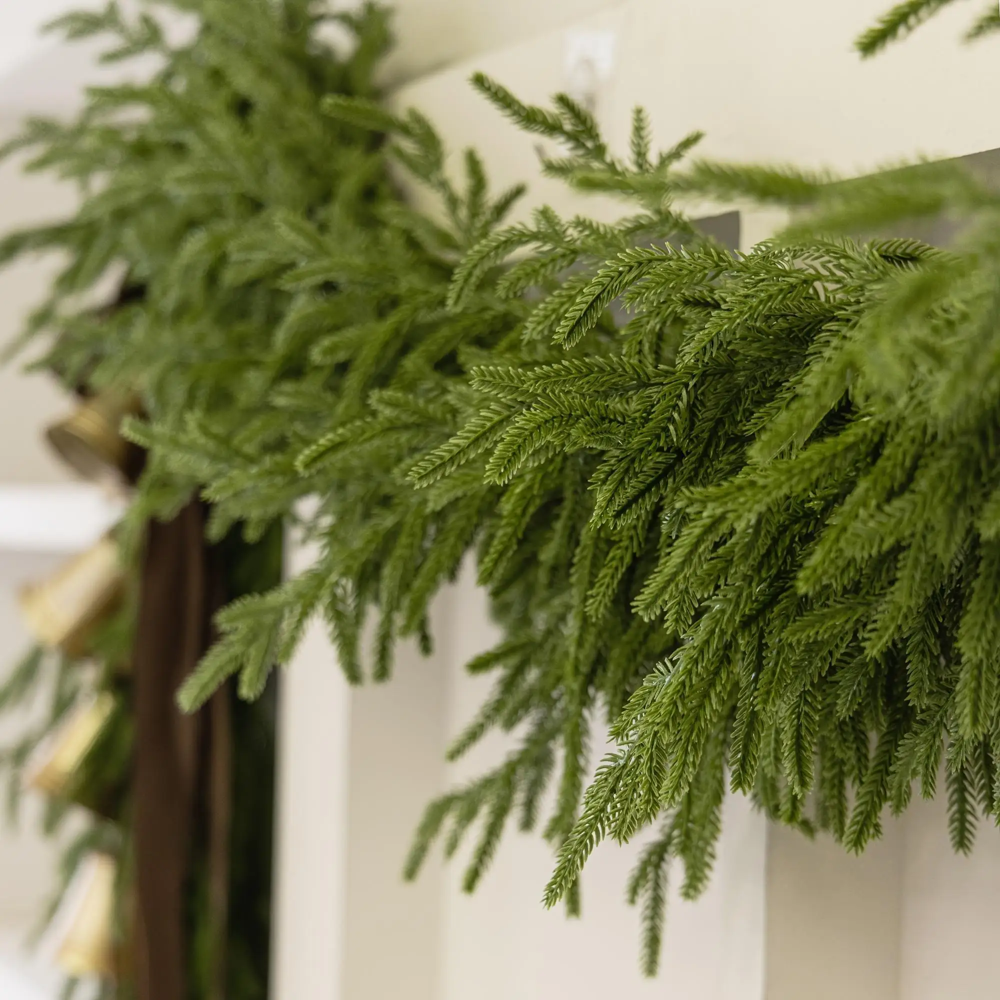 12/30 Stück künstliche Zedernzweige – realistische Kiefernbaumzweige mit üppigen grünen Nadeln, langlebiges Kunststoff-Weihnachten – Detail 4