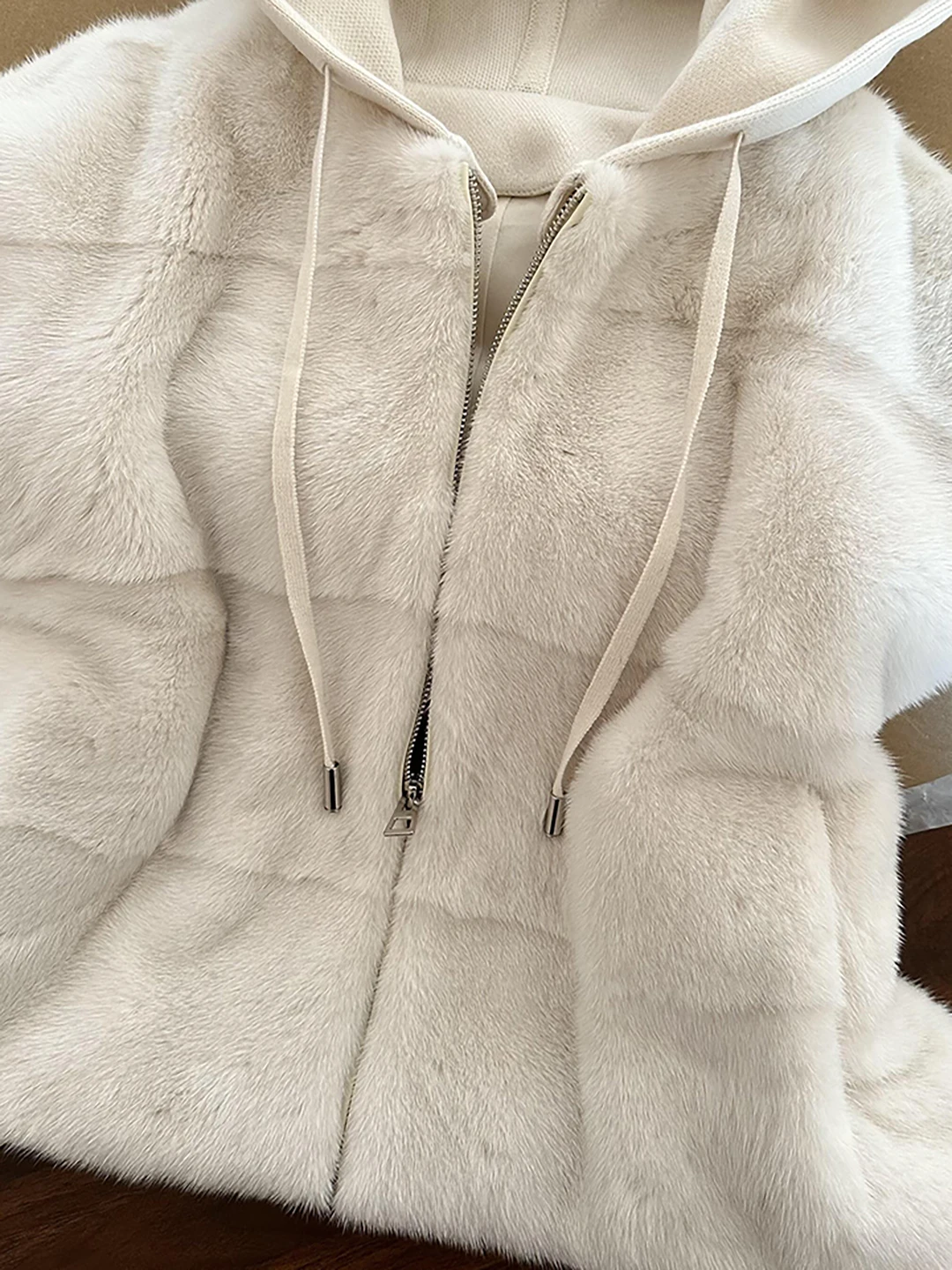 سترات نسائية جديدة من الفرو المزيف للخريف والشتاء على الطراز الكوري صدرية حرارية سميكة بقلنسوة معاطف فضفاضة تناسب الجميع