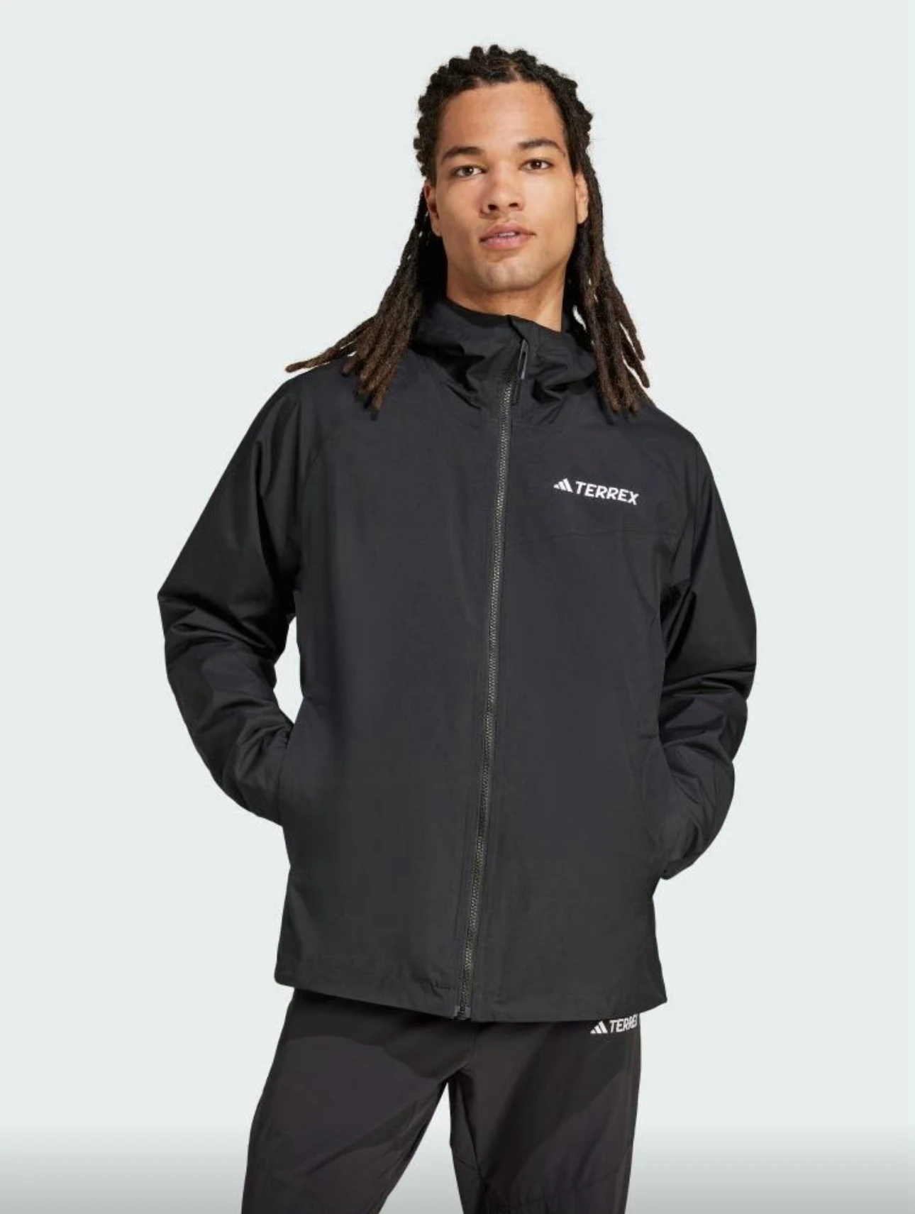 

Adidas однотонная мужская водонепроницаемая и непромокаемая куртка с капюшоном и длинными рукавами с принтом логотипа бренда черного цвета