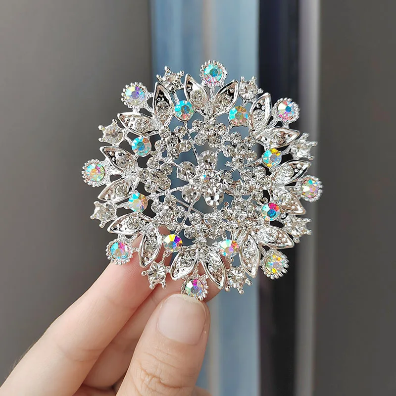 Broche de flores de cristal para