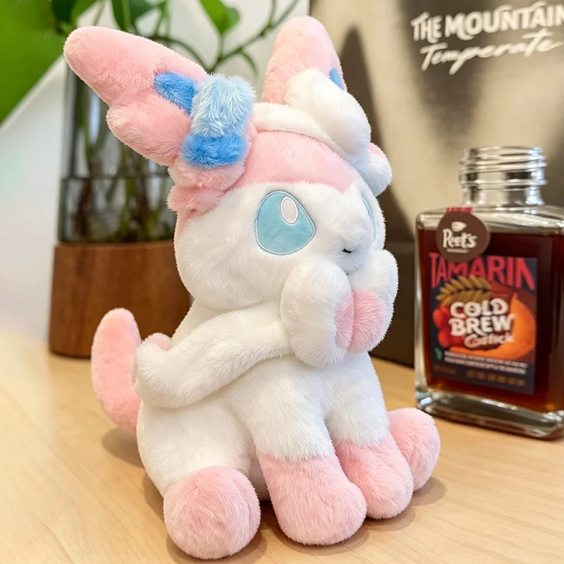 Sylveon Plüschtier in sitzender Pose, kuschelig weich, flauschig, Anime-Puppe im japanischen Stil, Dekokissen für Sofa, Bett, Heimdekoration, Geschenke – Detail 2