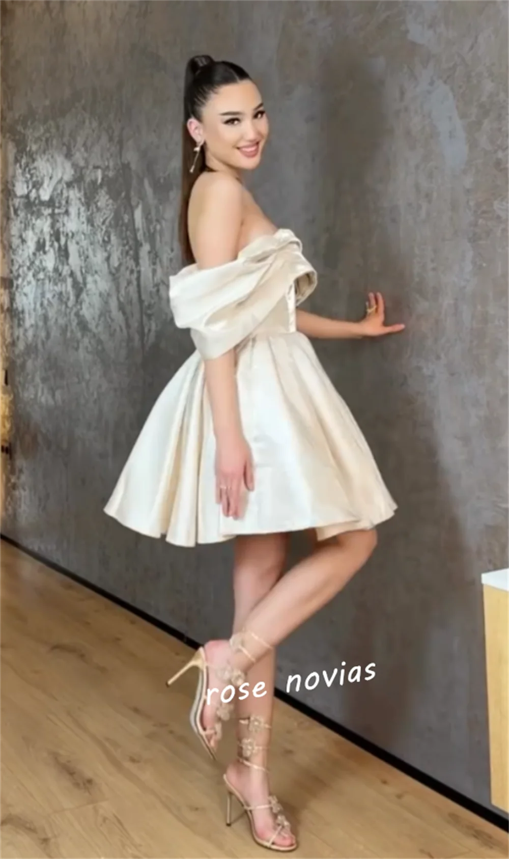 Abiti corti a trapezio con spalle scoperte e nastro plissettato Charmeuse personalizzato su misura per occasioni speciali Abito da festa Semplice ed elegante