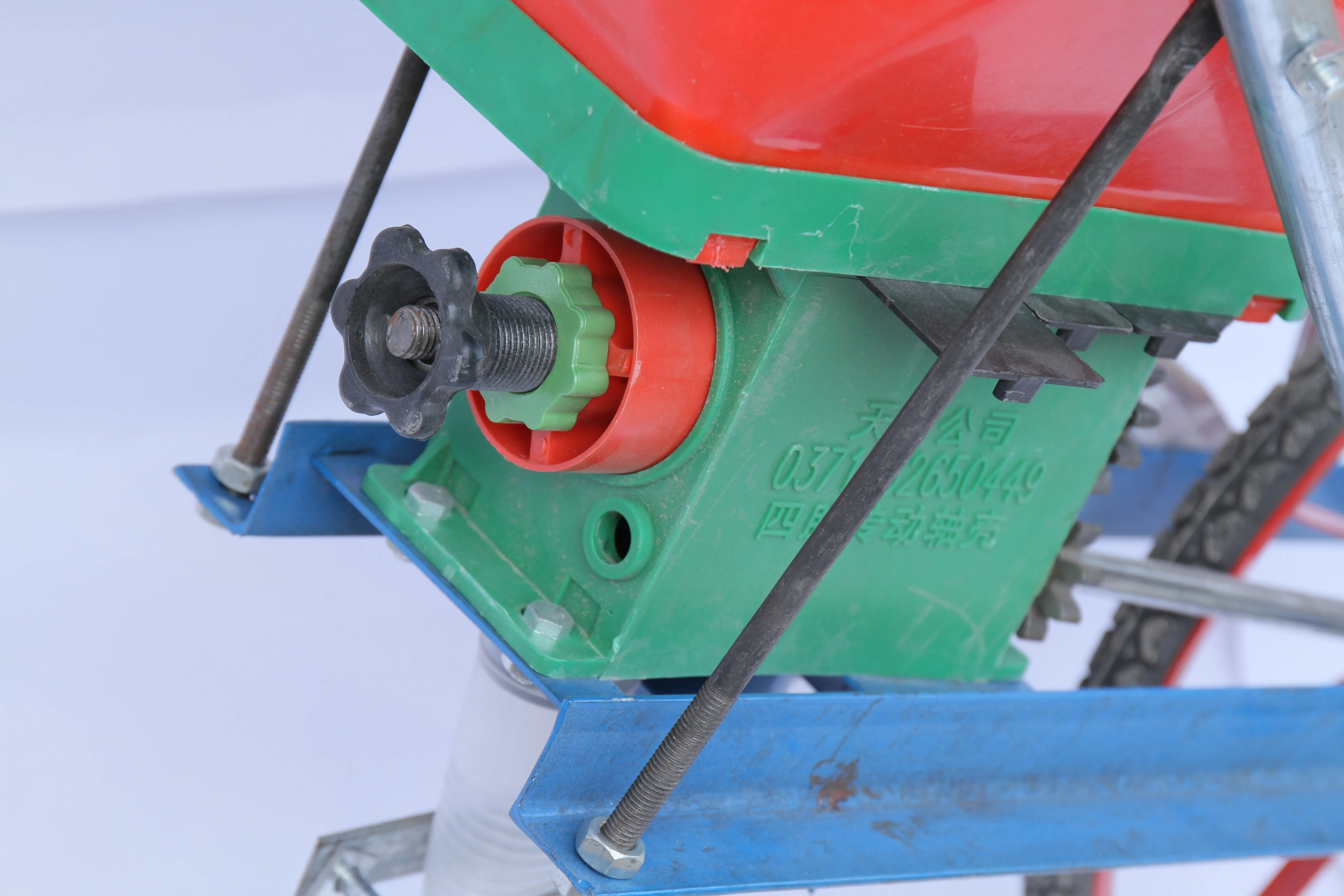 2025 مثقاب تطبيق الأسمدة من النوع الذي يعمل بالدفع اليدوي للزراعة الفورية والبذر الدقيق. صغيرة الحجم.