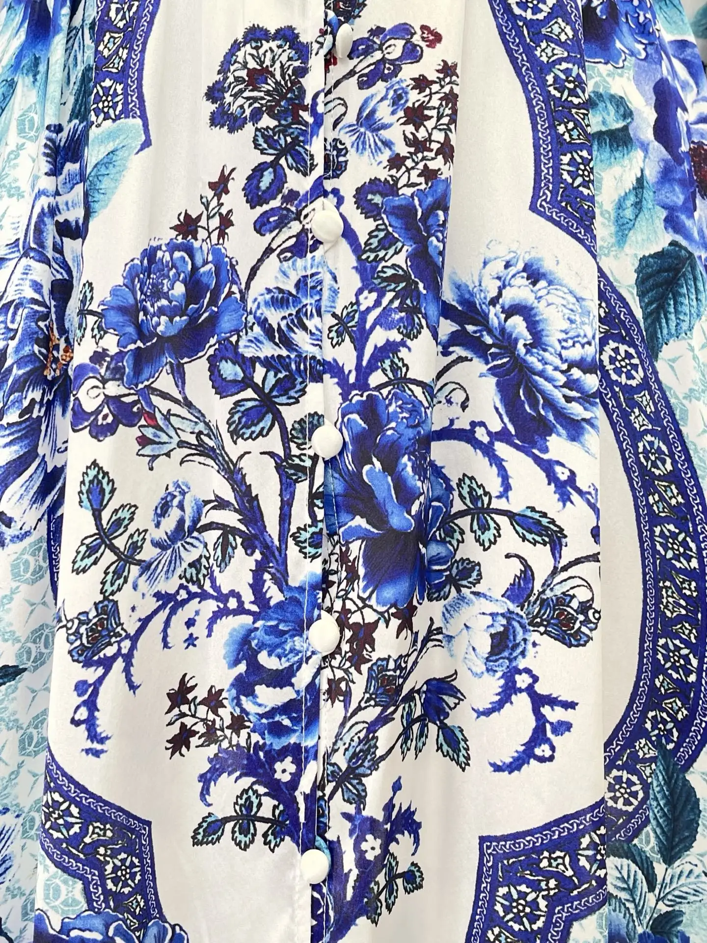 

Сине-белое фарфоровое платье миди с длинными рукавами и цветочным принтом, неровный подол, 2025, новый дизайн