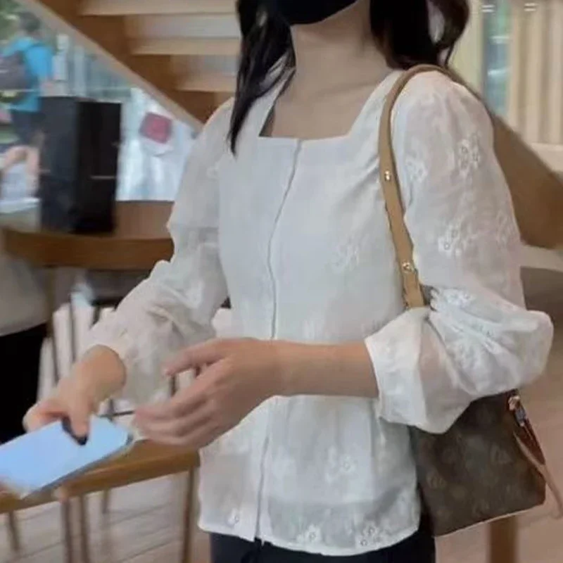 Ropa de mujer, camisa bordada de manga larga con cuello cuadrado para mujer, Top dulce elegante informal holgado con temperamento para primavera y otoño