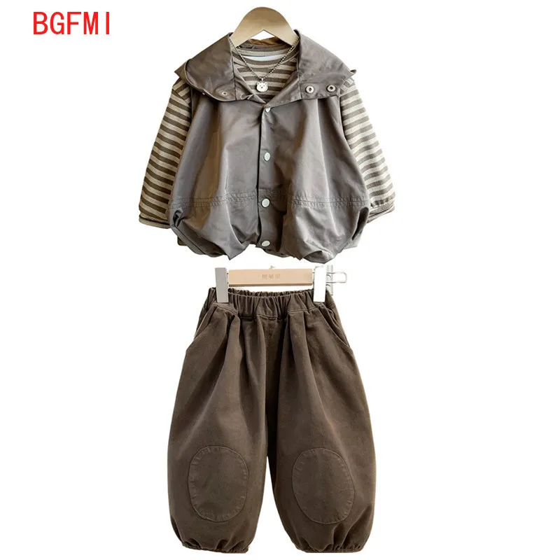 

Корейский весенне-осенний комплект для мальчиков, новая детская полосатая футболка с длинными рукавами + жилет спецодежды с капюшоном + брюки, комплект из 3 предметов, одежда для детей от 2 до 10 лет