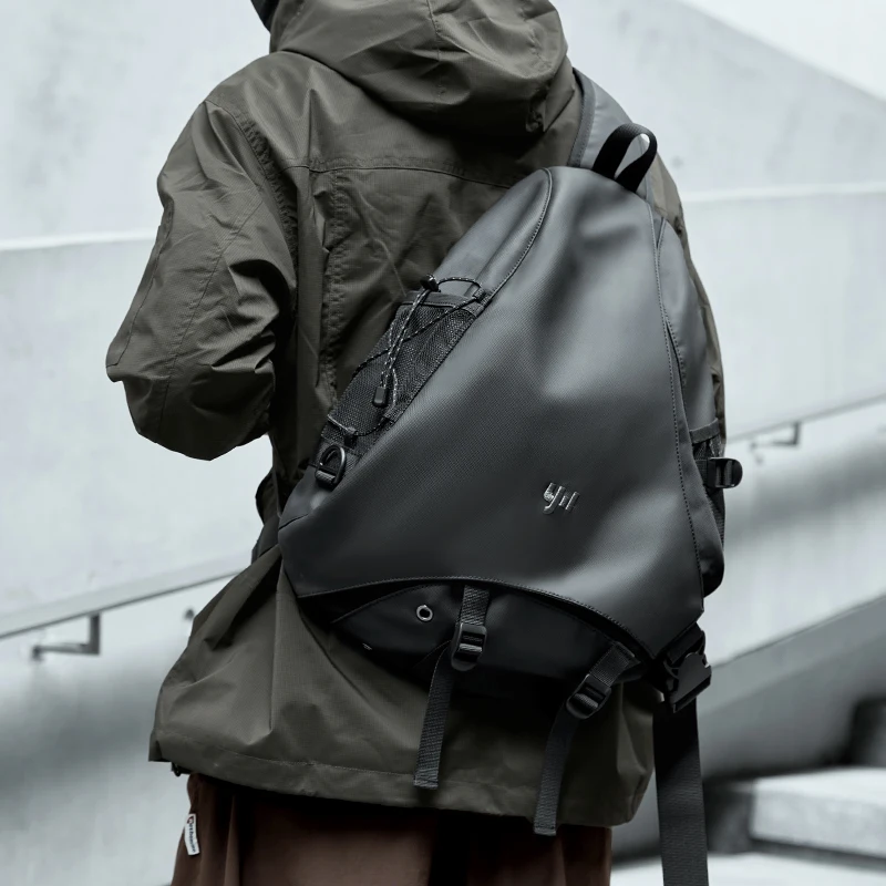 Duża torba crossbody MOYYI dla mężczyzn, wodoodporna torba na ramię z regulowaną klamrą, modna torba na klatkę piersiową do podróży i sportu.
