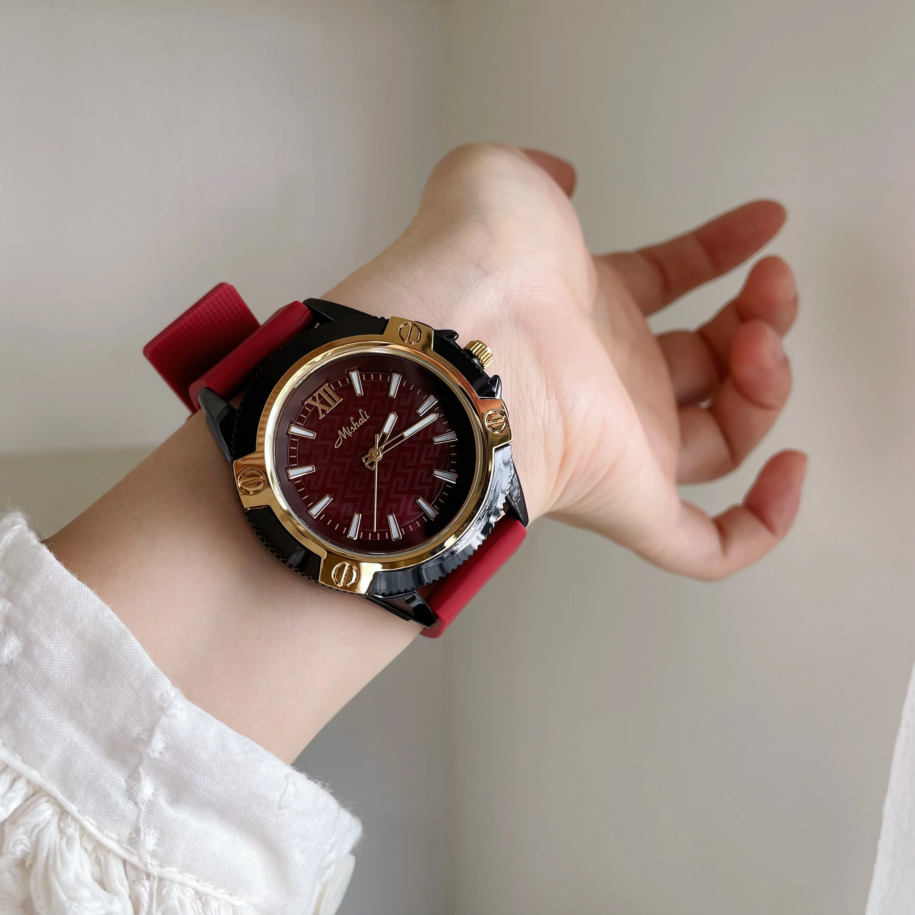 Nuevo y elegante reloj de cuarzo para mujer con esfera grande de silicona rojaUnisex2026 Nuevo estilo Regalo perfecto para mujeres Adecuado tanto para hombres como para mujeres.