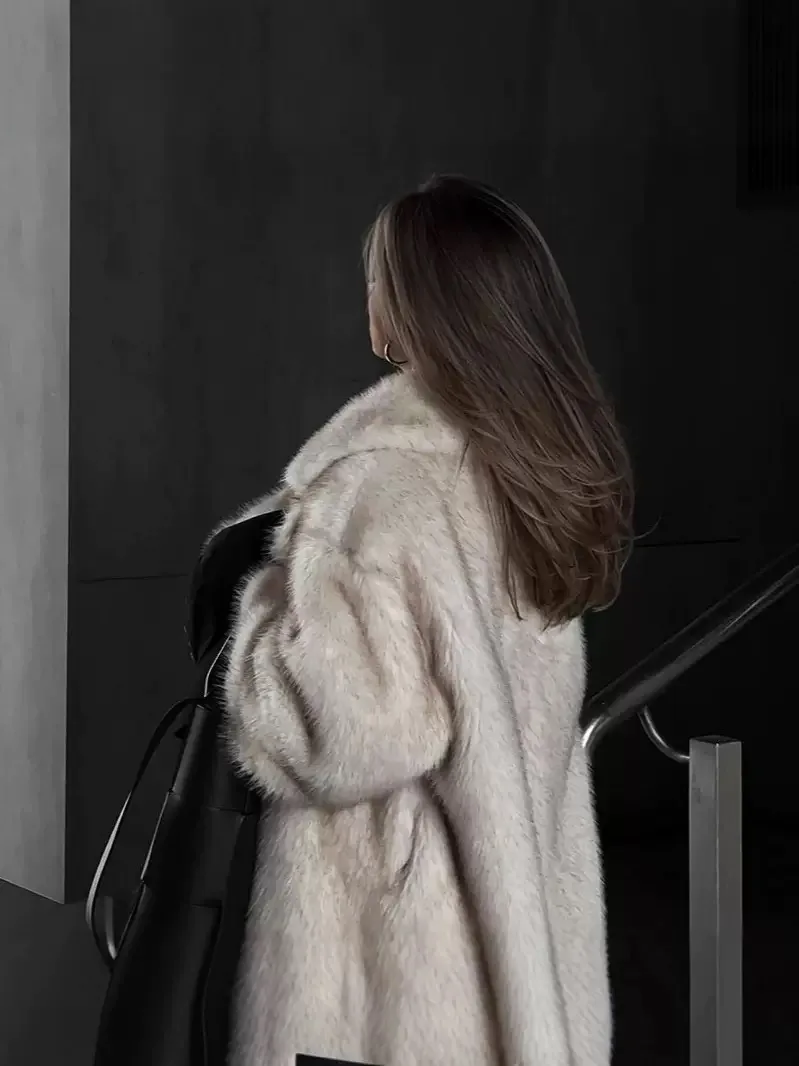 صديقة للبيئة طويلة السيدات معطف الفرو فو الخريف الشتاء جديد Sle محاكاة الشعر الاصطناعي مصممة التلبيب معطف ملابس خارجية