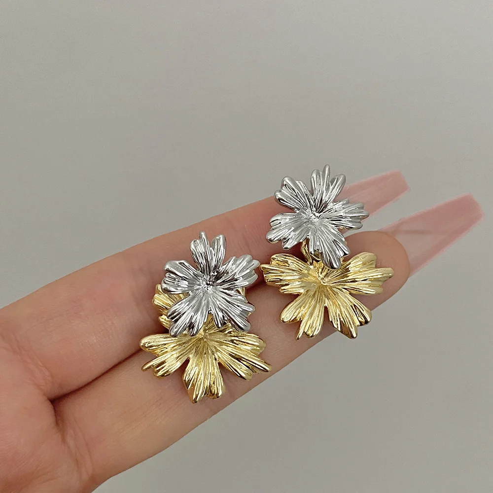 Freetry Fashion Two Tone Leaves Stud Earrings for Women 2023 New Simple Gold Silver Color Cute Flower Earrings Party Jewelry