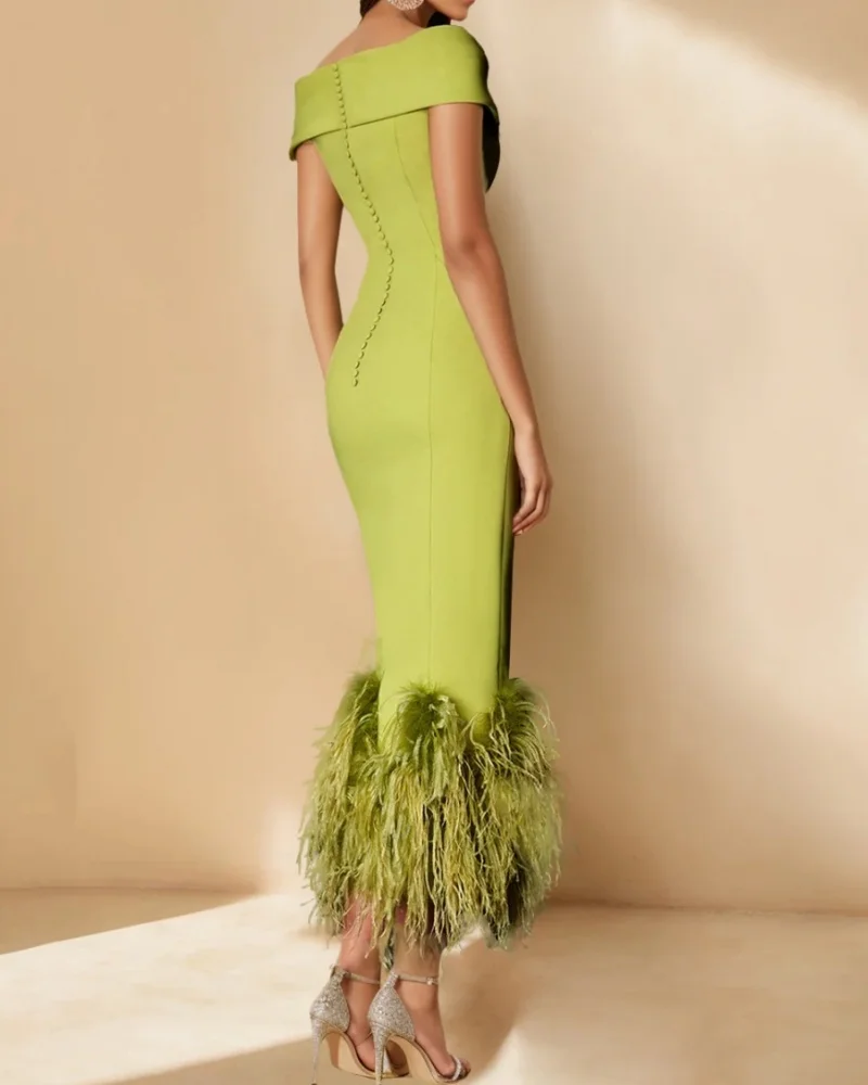 Moderne, schulterfreie, kurze Ärmel, knielang, einzigartige Kleider für die Brautmutter mit Federn