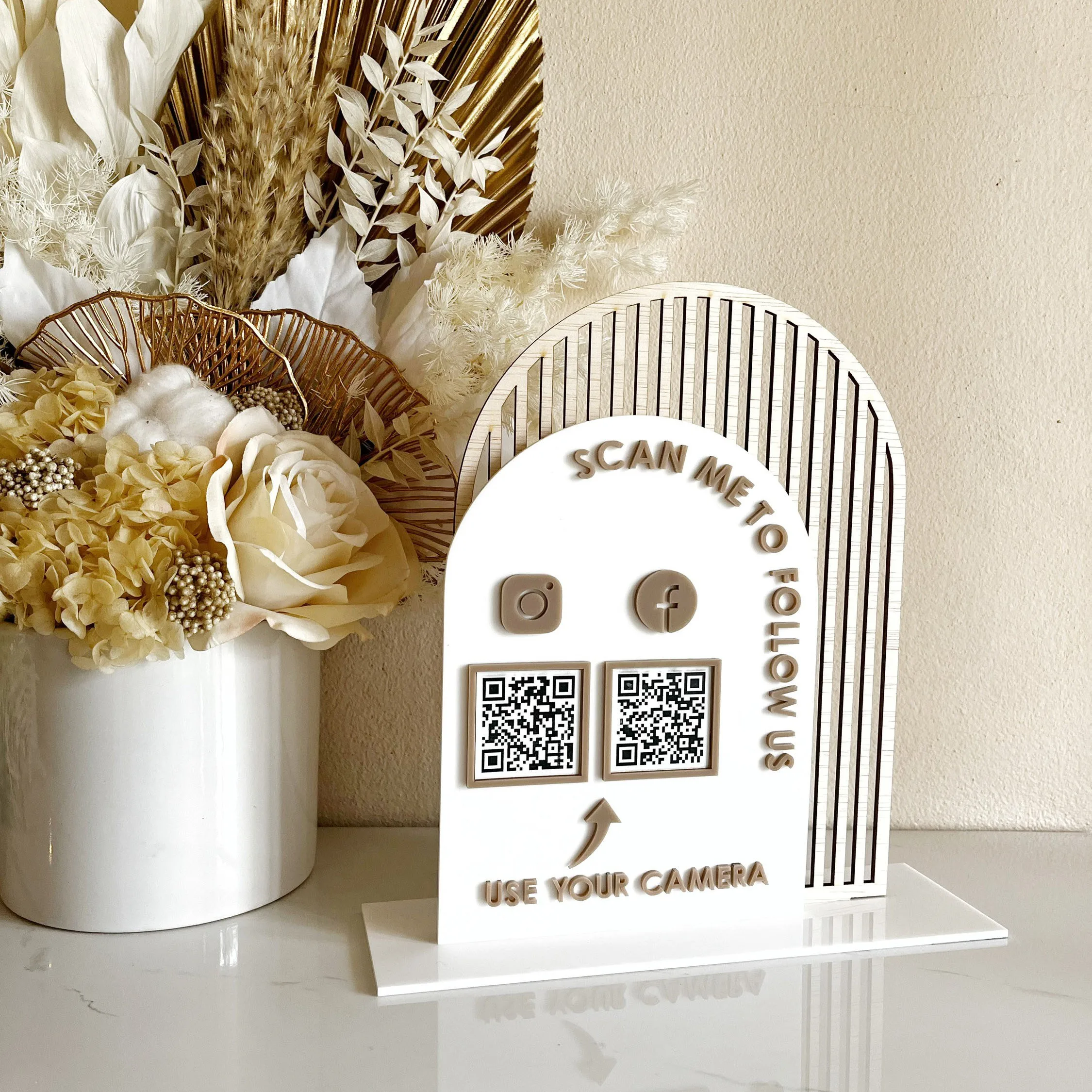 حامل رمز الاستجابة السريعة المقوس الحديث المخصص، لافتة عمل أكريليك قائمة بذاتها مع شاشة عرض الوسائط الاجتماعية المعاصرة على Instagram QR #3