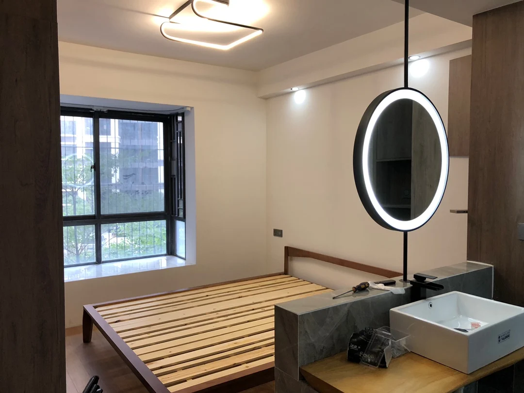 

Потолочное подвесное зеркало Зеркало для макияжа Зеркало для ванной комнаты Декоративное зеркало для салона красоты отеля Подвесной стержень Подвесной светильник