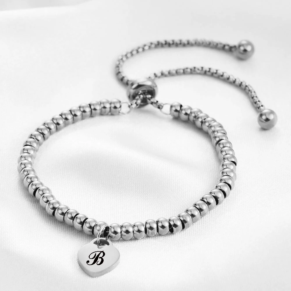 Ein einfaches und modisches herzförmiges Buchstabenanhänger-Perlenarmband aus Edelstahl mit 26 Buchstaben