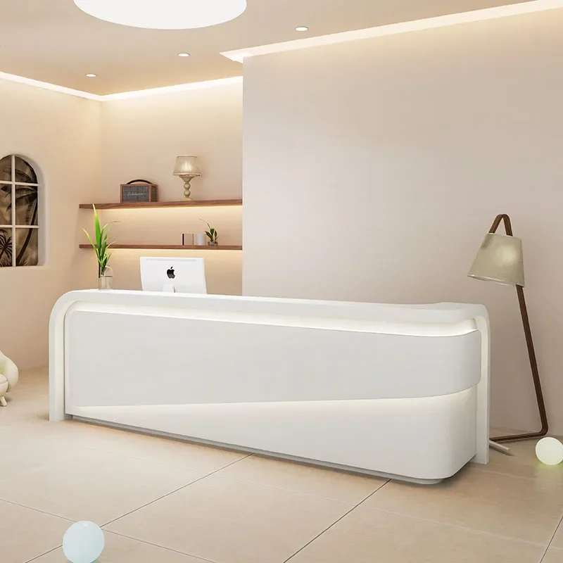 ユニークな教会の受付デスク サロンの演台 白いモバイル演台スタンド 受付デスク シンプルなエスクリトリオ 商業用家具