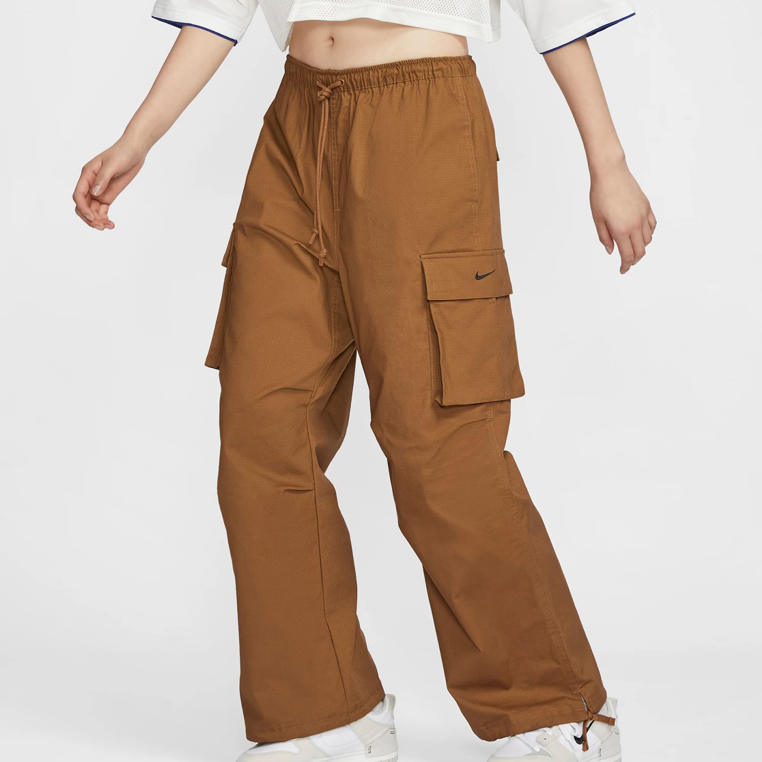 

Официальные новые женские свободные тканые спортивные брюки Nike на шнурке FV7521-281