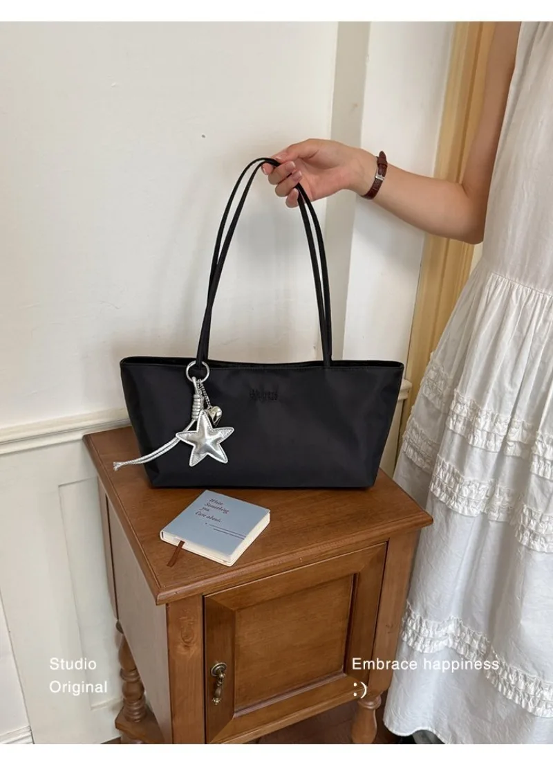 CEEKAY Minimalistische Handtasche aus massivem Nylon, zwei Tragemöglichkeiten, Metall-Sternanhänger, für Mädchen, vielseitig einsetzbar, frische, tägliche Unterarm-Umhängetasche – Detail 17