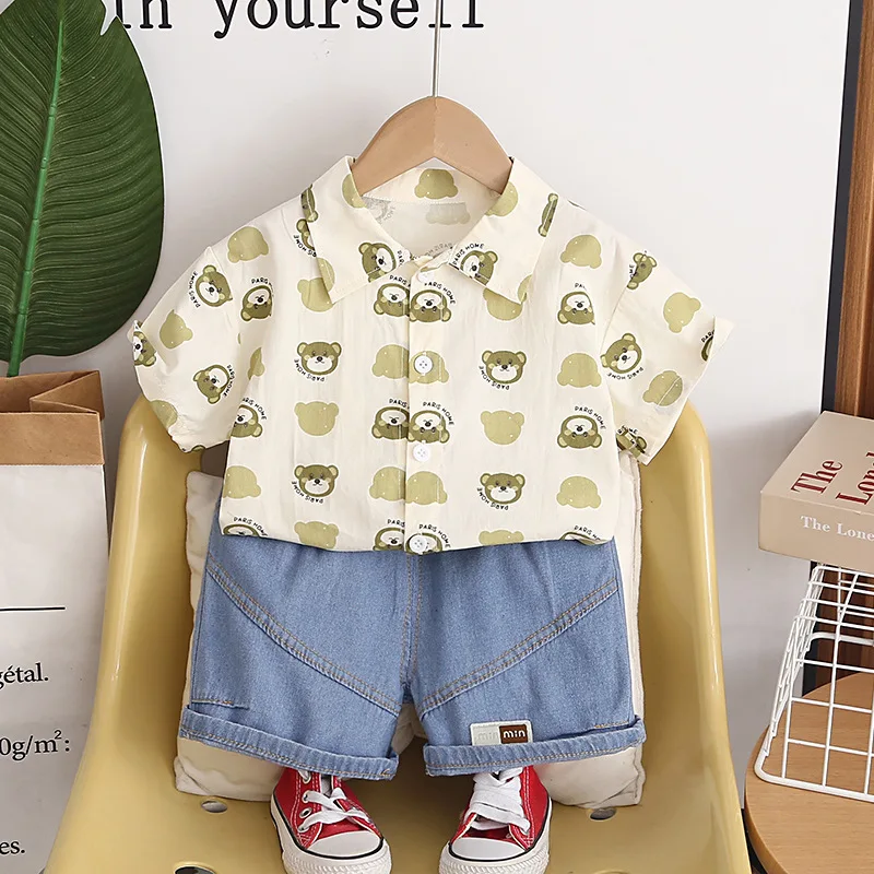 

Детская одежда 2026: Новинка лета, повседневный модный комплект для малышей — рубашка с милым принтом медведя на одной пуговице и джинсовые шорты, 2 предмета