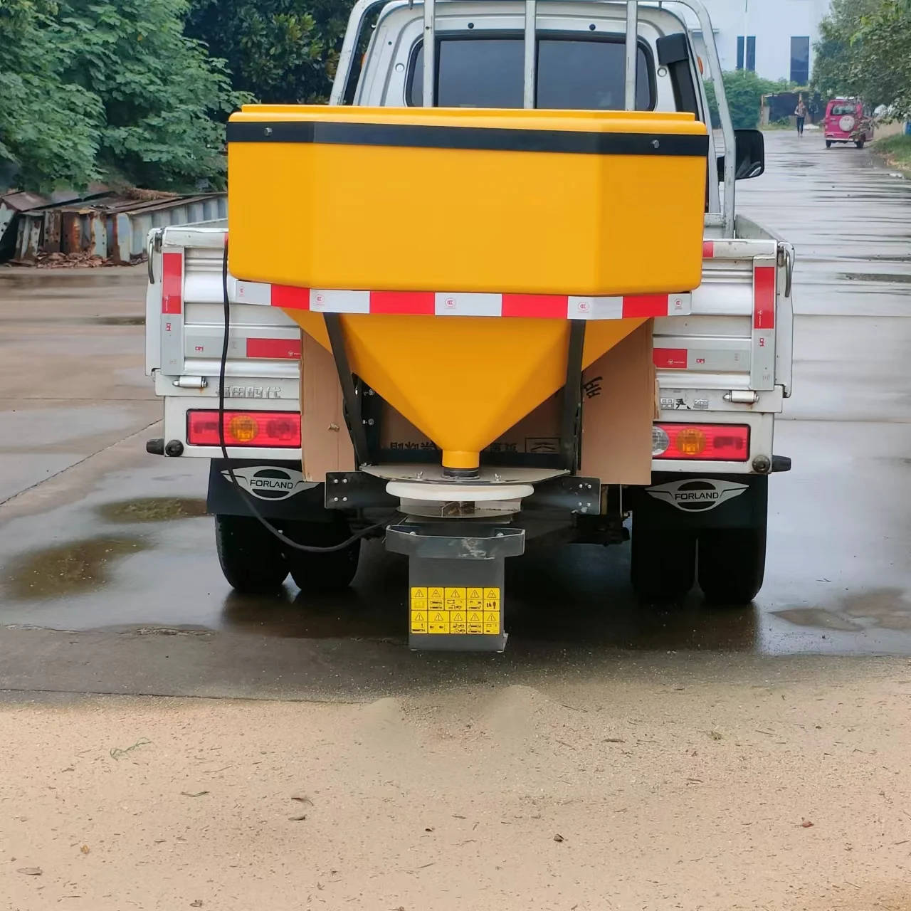

Snow Melting Spreader Anti-skid Sand Material Spreading Equipment for Ice and Snow Roads