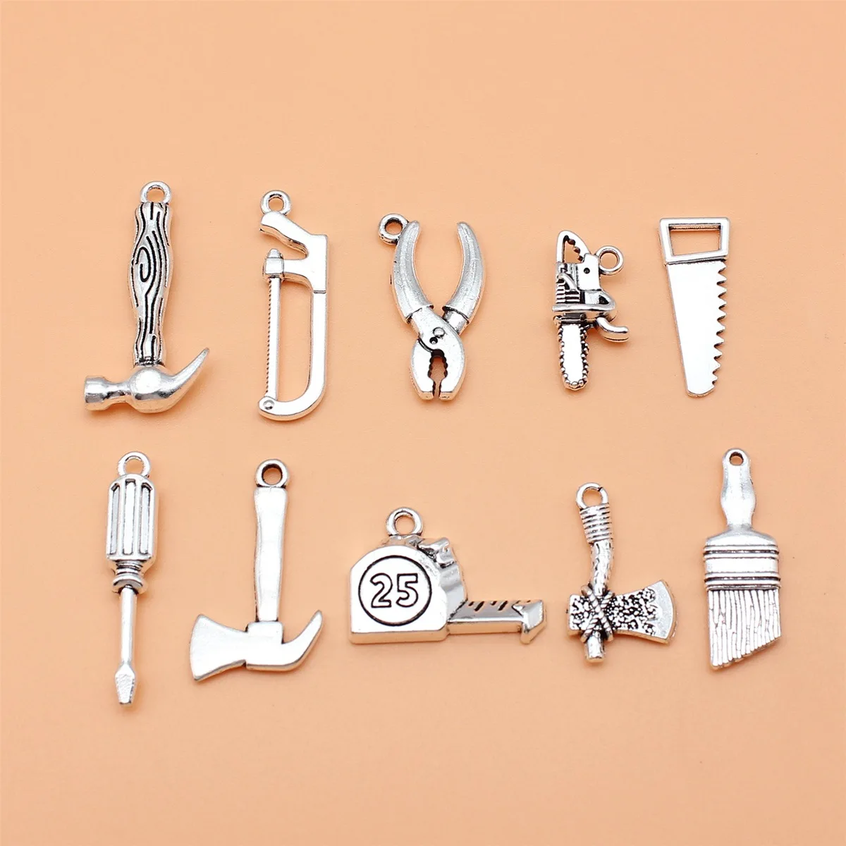 10 sztuk antyczne narzędzia w kolorze srebrnym piła młotkowa śrubokręt ax szczotka taśma miernicza szczypce kolekcja Charms, 10 stylów, 1 z każdym