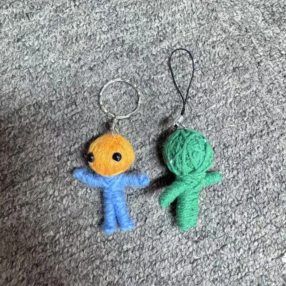 100 Stück süße Vervorgehobene Voodoo-Puppe Schlüsselanhänger Mini-Strickmuster Halloween-Geschenk Zubehör Zuhause Outdoor-Spielzeug Horror Thai Vervorgehobene Puppen – Detail 4