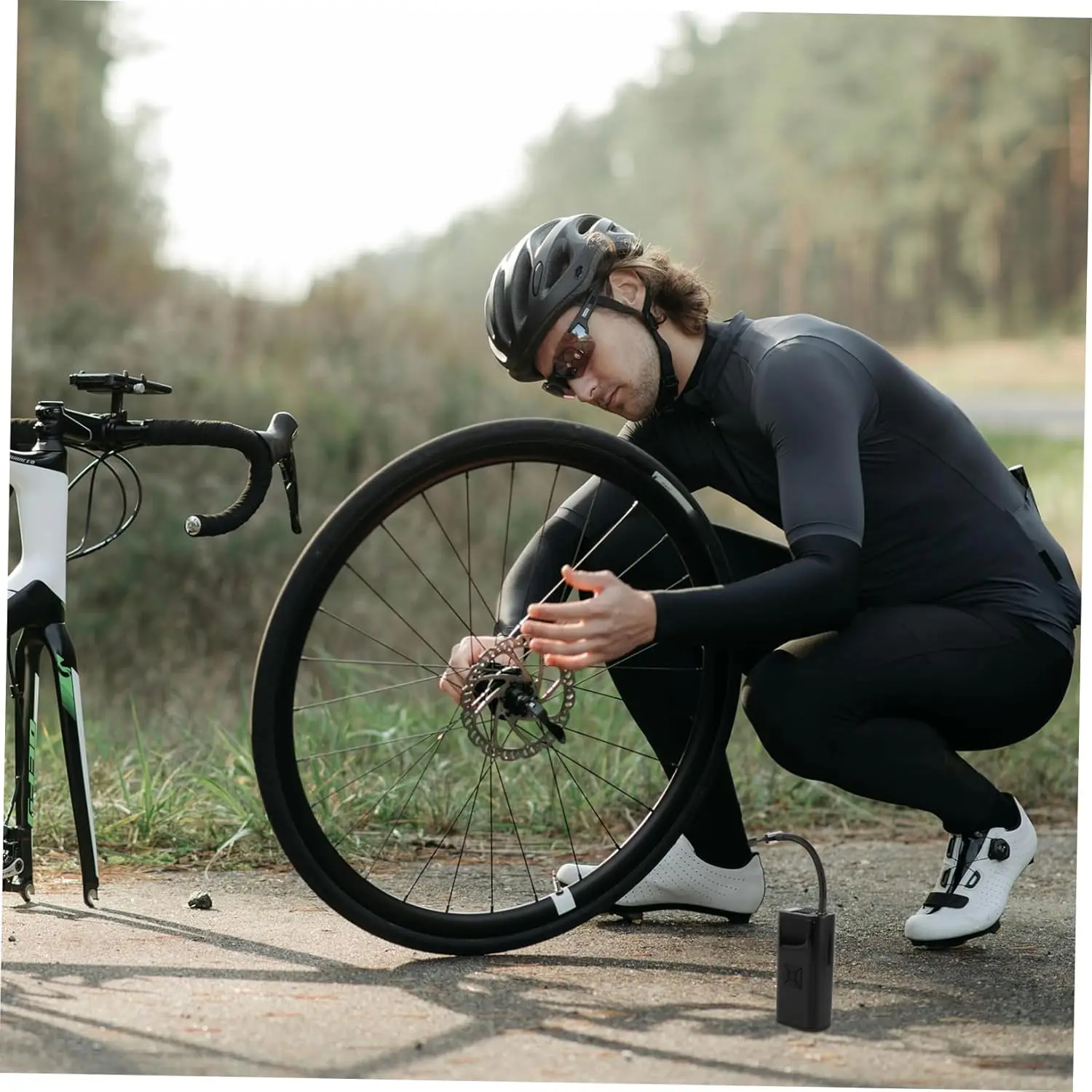 مضخة نفخ الإطارات المحمولة خفيفة الوزن للسيارات والدراجات النارية وسيارات الدفع الرباعي - أداة نفخ فعالة للميكانيكا وDIYers