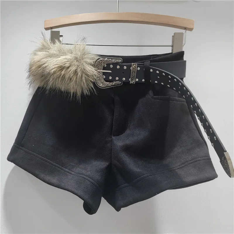Retro-Shorts aus Wildleder mit Gürtel. Mit einem flatternden Schnitt mit weitem Bein für einen schicken, schmal geschnittenen Look. Perfekt für Stiefel.