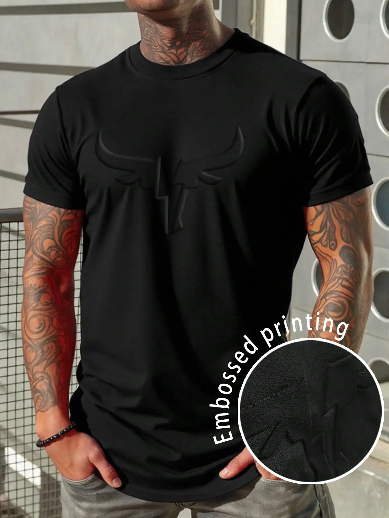 

Мужская черная футболка с круглым вырезом, коротким рукавом и тисненым изображением бычьего рога