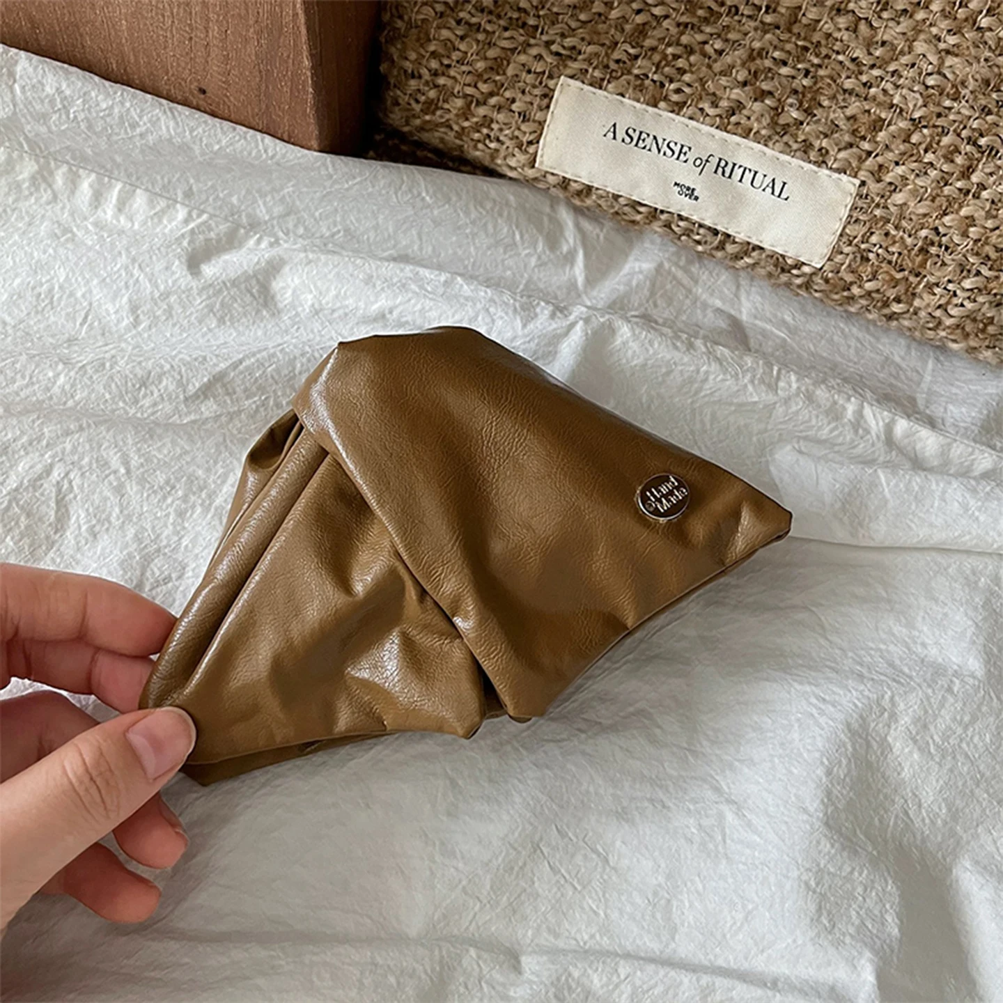 1 Stück hochwertige dreieckige Haarspange aus Leder, neue, stilvolle und fortschrittliche Haarnadel für den Hinterkopf, elegantes Haaraccessoire im Haifisch-Design – Detail 6