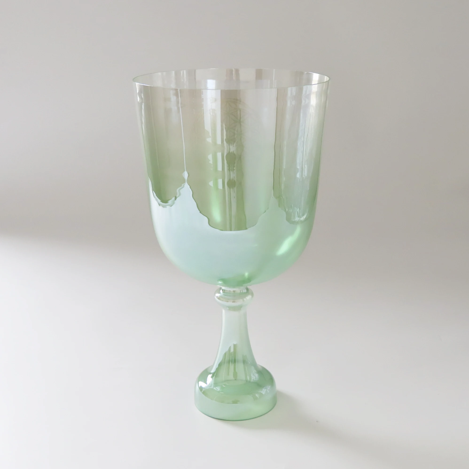 

Amazing 8inch Dreamy Green Gradient Quartz Crystal Grail Bowl Alchemy Crystal Chalice for Sound Bath with Carry Case