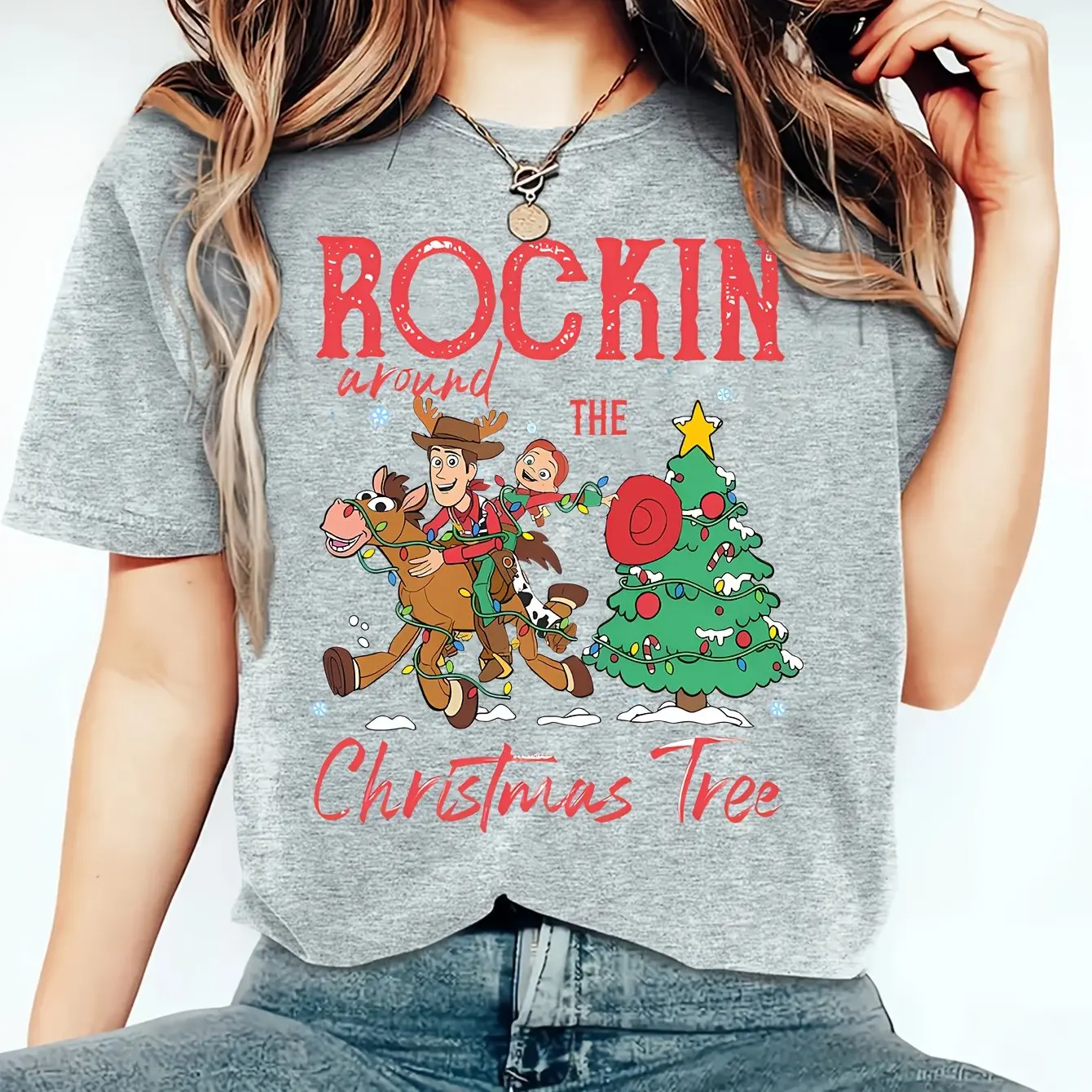 تي شيرت نسائي من Disney Toy Story لعيد الميلاد، تي شيرت رسمي لفيلم الرسوم المتحركة Pixar مع تصميم قلب أحمر وودي جيسي ناعم قابل للتمدد