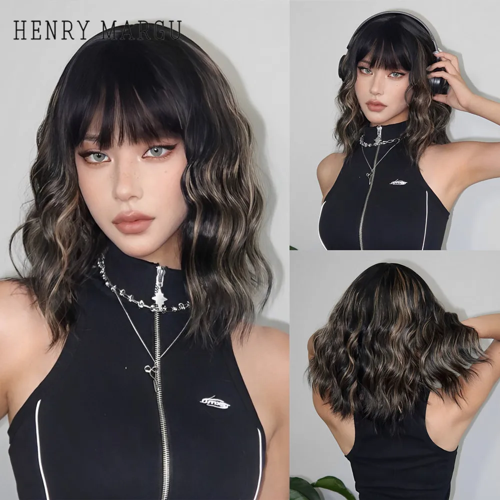 

HENRY MARGU Short Black Highlight Bob Wigs with Bangs Synthetic Wavy Hair for Women Mixed Color Natural Daily Wig Heat Resistant