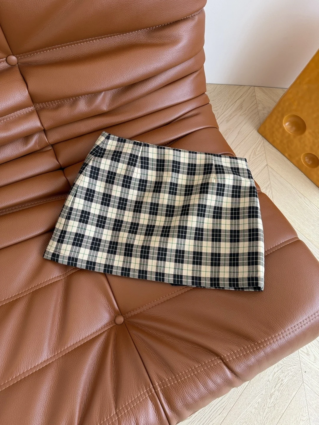 High quality new plaid high waisted A-line half skirt, versatile, anti glare, hip hugging half skirt