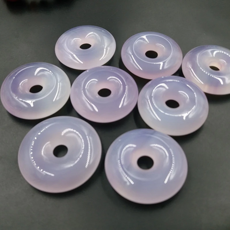 

Светло-фиолетовый кулон из халцедона (агата) 5 см в форме знака мира