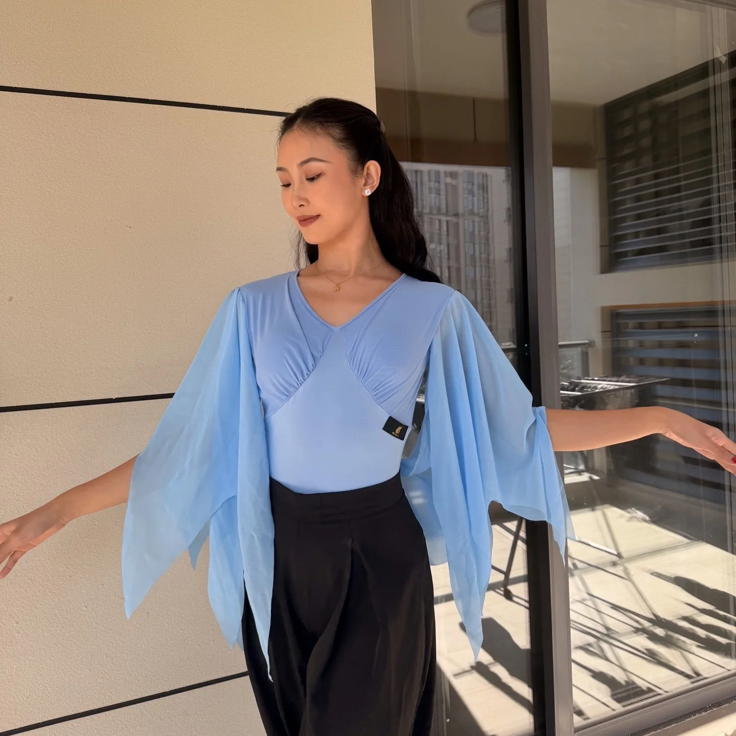 

Синие топы для бальных танцев, женские танцевальные костюмы с V-образным вырезом и асимметричными сетчатыми рукавами, одежда для вальса, тренировочная одежда, танцевальные купальники для взрослых DNV26153