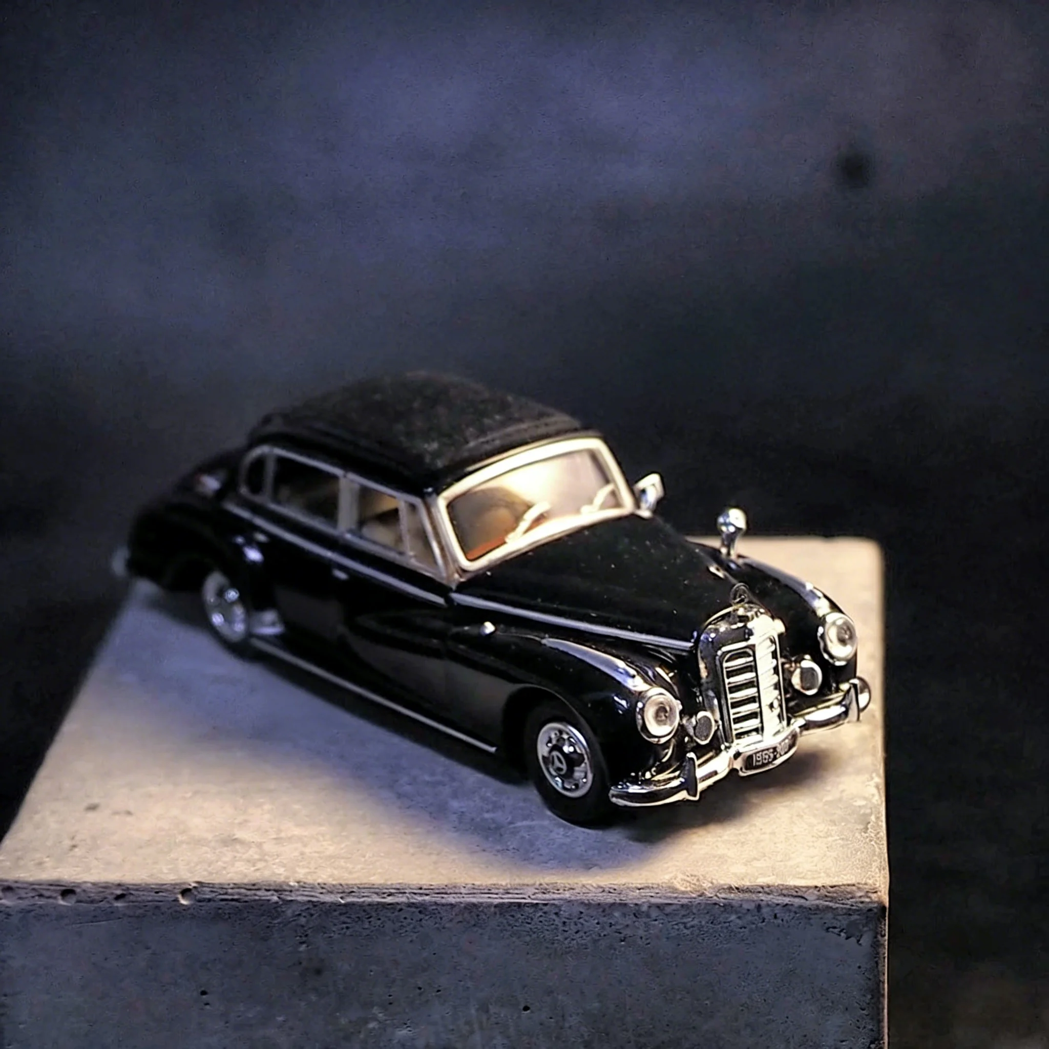 

1:87 Die-cast Model Car 1955 300C Limousine Cabriolet Classic Retro High-Simulation Vehicle Model Collectible Display Toy Gift