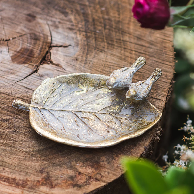ถาดใส่ของมีค่า วินเทจ ทำจากโลหะ ใช้เป็นที่วางสบู่ ตกแต่งด้วยลายใบไม้และนก เหมาะสำหรับห้องน้ำ สวน และบ้าน ใช้เก็บของมีค่าของคุณ