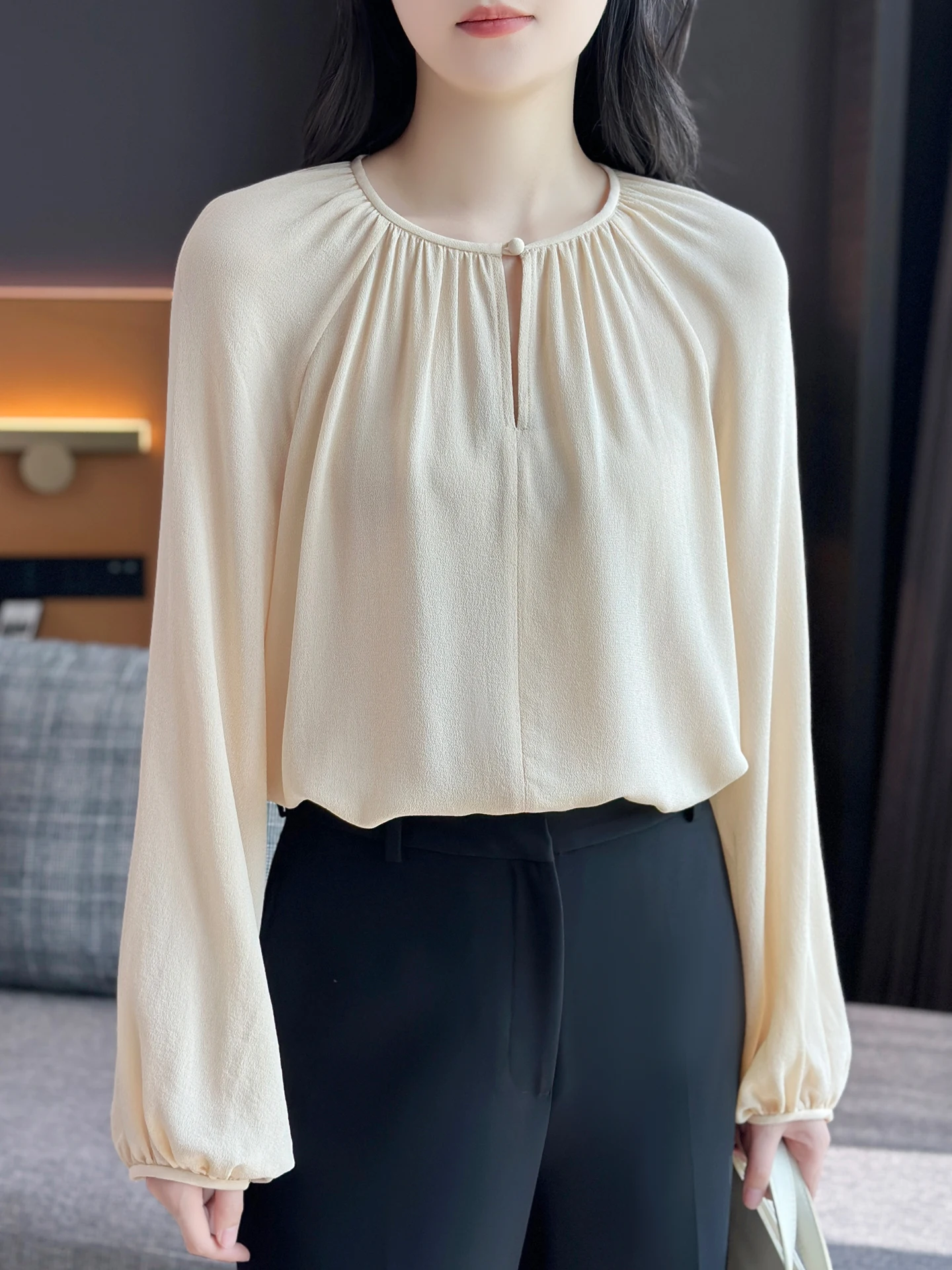 

Шелковая рубашка Left Home IC: Легкая в уходе, свободный крой, однотонная, с длинным рукавом, 6А, во французском стиле, с круглым вырезом, плиссированная.