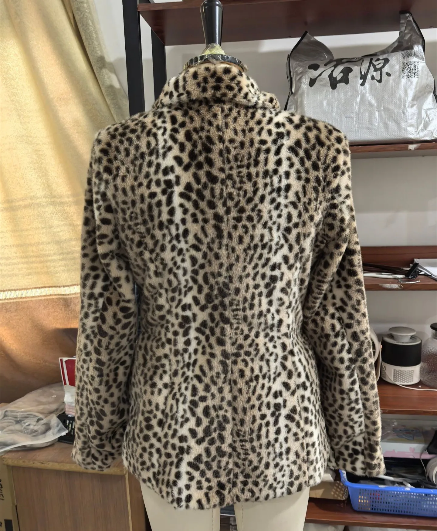 Modische Leopardenmuster-Kunstpelzjacken für Damen, schmal geschnitten, mit Revers, einreihig, langärmelig, Herbst/Winter 2026, neue warme Jacken – Detail 2