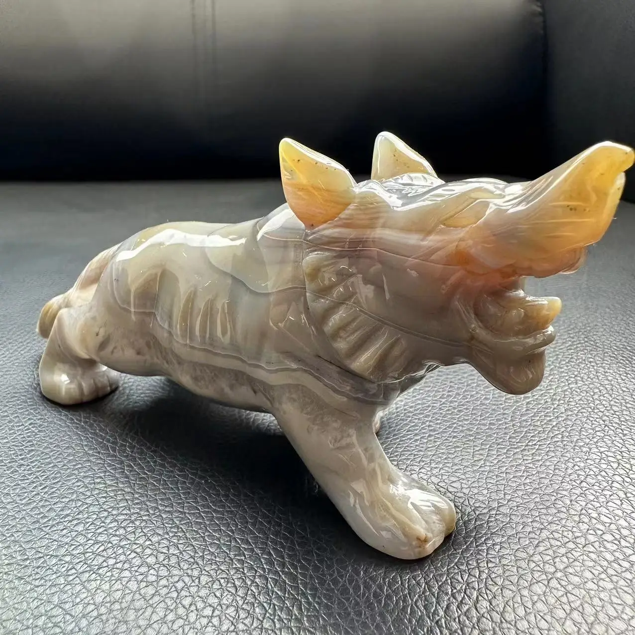 Natural Agate Wolf Carving for Home Decoration, Original Stone, Healing Energy Gem Crafts, Wolf Gifts, Made of Stone