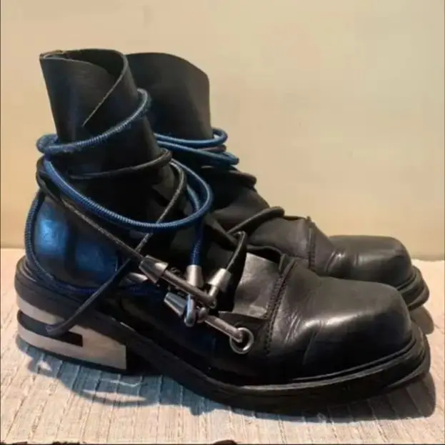 

Черные винтажные полусапожки с ремешком на щиколотке, декоративные полусапожки с декоративным крючком, осень 2026, новые ботинки унисекс на металлическом каблуке до середины икры, ботинки «Челси» в стиле панк