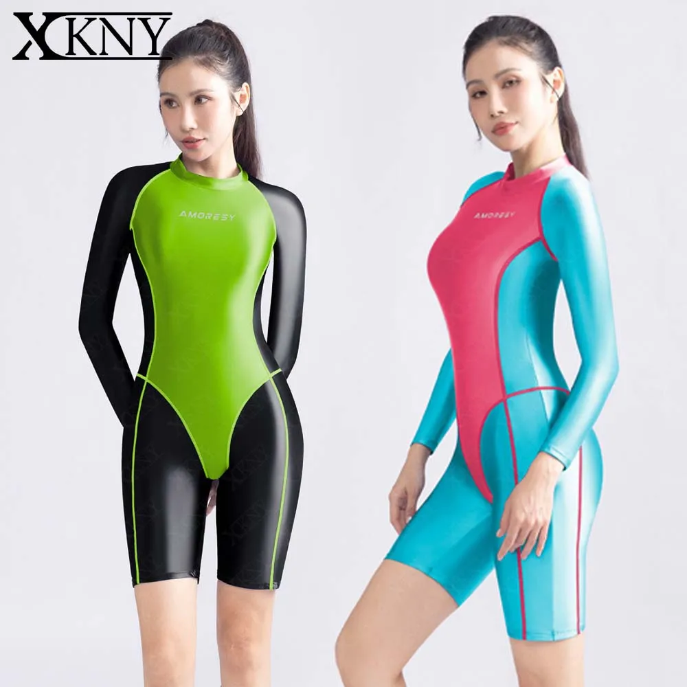 

Спортивный комбинезон AMORESY из сатина с глянцевым эффектом, с длинными рукавами, брюками до середины икры, цветными блоками и молнией сзади.